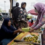 Dyah Erti Antar Kenduri untuk Pedagang Kecil di Pasar Ulee Kareng
