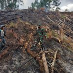 Takjub, TNI Tempuh Jalur Pendakian Padamkan Karhutla Bukit Palima Belas