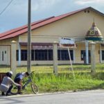 Aksi Simpati Iptu Trisnawati Perbaiki Sepeda Siswa SD yang Rusak