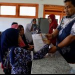 Pj Bupati Aceh Besar Serahkan BLT Rp 42,3 Miliar 