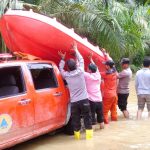 Kapolsek Karang Baru Bantu Evakuasi Korban Banjir