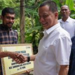 Ahmad Marzuki Serahkan Bantuan Pakan Kepada Kelompok Tani Ayam Petelur di Aceh Selatan