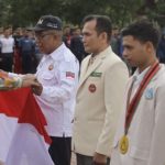 Sukseskan Pencanangan 10 Juta Bendera di Aceh, Penjabat Gubernur Bagikan Ribuan Bendera Merah Putih