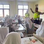 Personel Ditlantas Polda Aceh Imbau Pelajar Disiplin Gunakan Helm