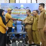 Dinsos Aceh Serahkan Kursi Roda Cerebral Palsy Untuk Warga Sabang